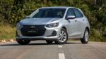 Chevrolet Onix LT 2023 prata frente lado