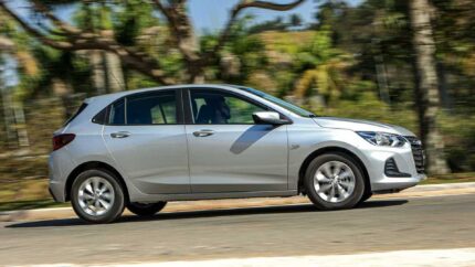 Chevrolet Onix LT 2023 prata lado