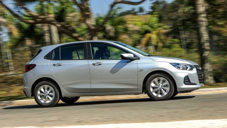 Chevrolet Onix LT 2023 prata lado