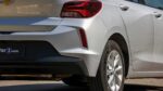 Chevrolet Onix LT 2023 prata trás lado